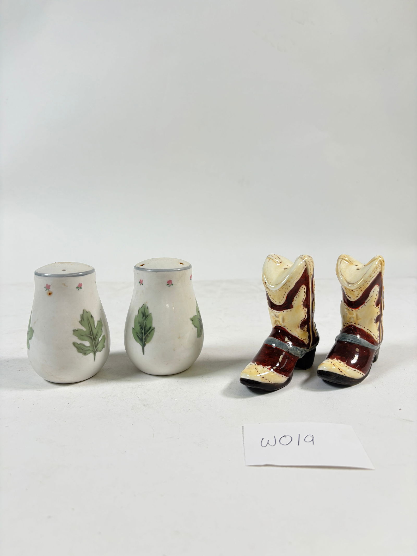 Vintage Cowboy Boots & Damon Wood Ceramic Salt and Pepper Shakers: A charming set of vintage ceramic salt and pepper shakers shaped like cowboy boots, paired with a Damon Wood design. Perfect for adding a rustic, Western touch to your kitchen or collection. These uni