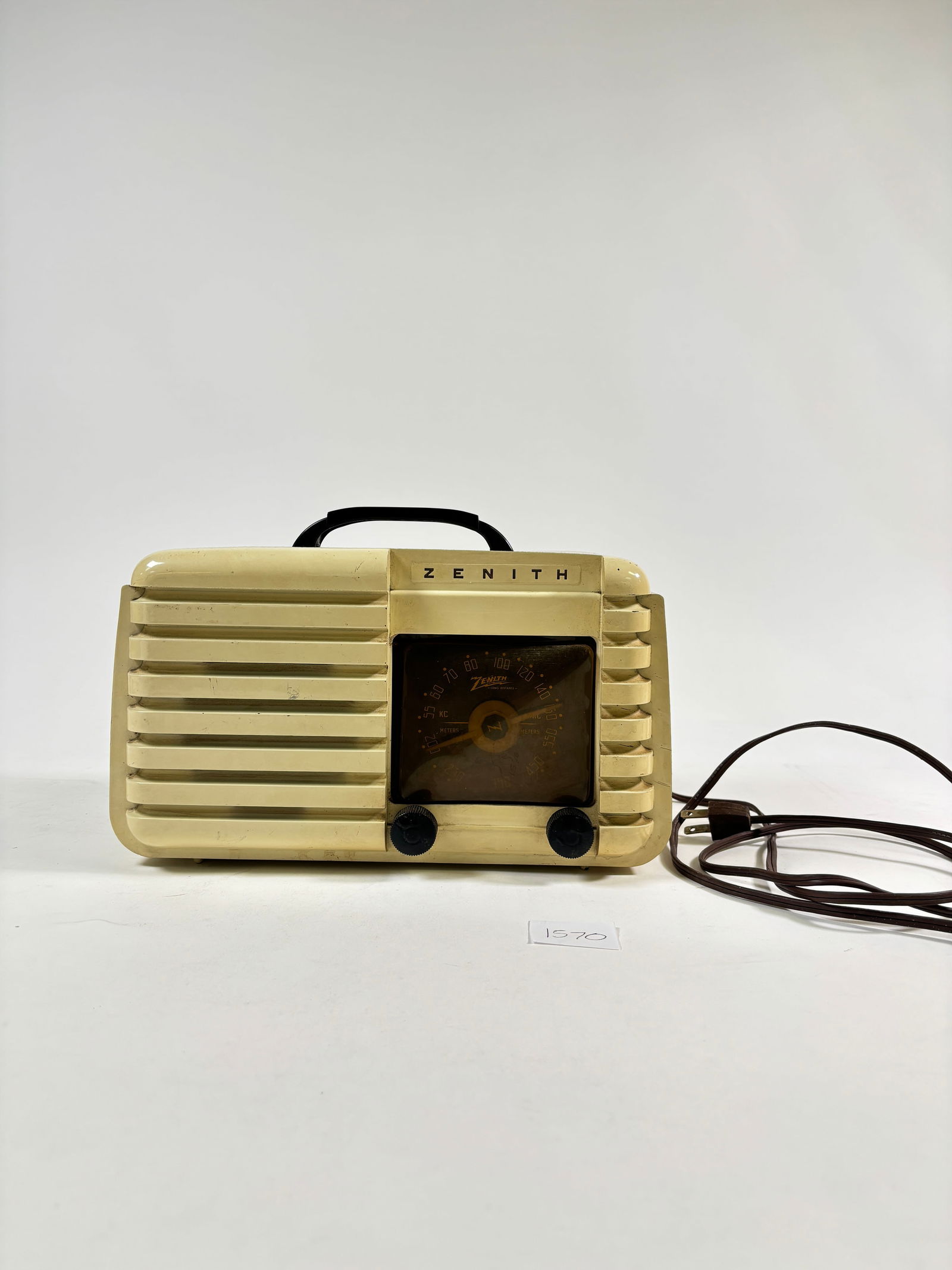 Vintage Zenith 6-D-612 (1942) Radio: Vintage Zenith 6-D-612 (1942) Radio ? Classic WWII-era tube radio with timeless design. Condition varies; please refer to photos for details