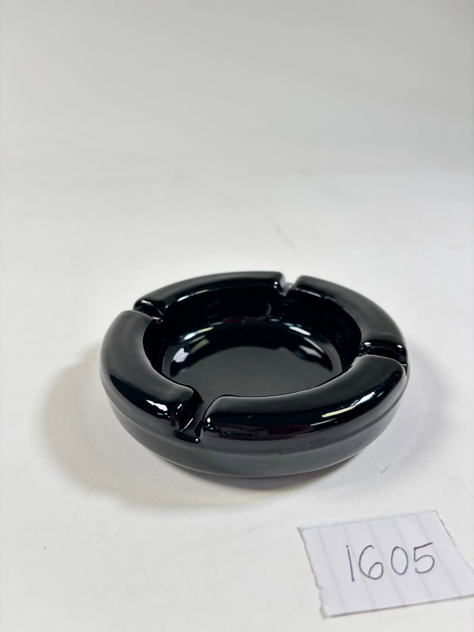 Vintage Tiara Indiana Black Glass Ashtray: Vintage Tiara Indiana Black Glass Ashtray ? Elegant black glass ashtray from Tiara Indiana, perfect for collectors. Condition varies; please refer to photos for details.