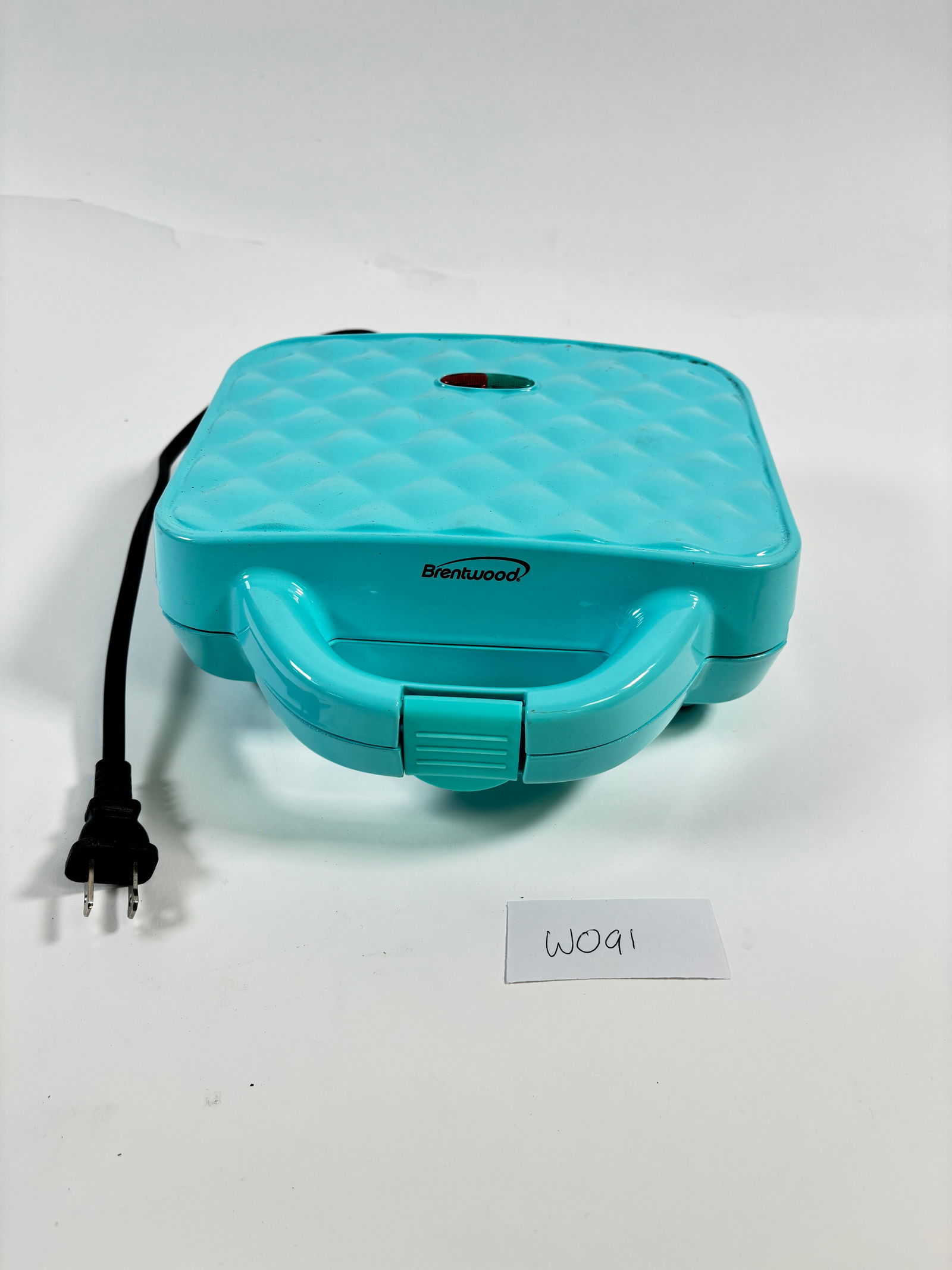 Brentwood Couture Purse Waffle Maker in Teal: Brentwood Couture Purse Waffle Maker in Teal - Sold as-is, condition varies. See photos for details.