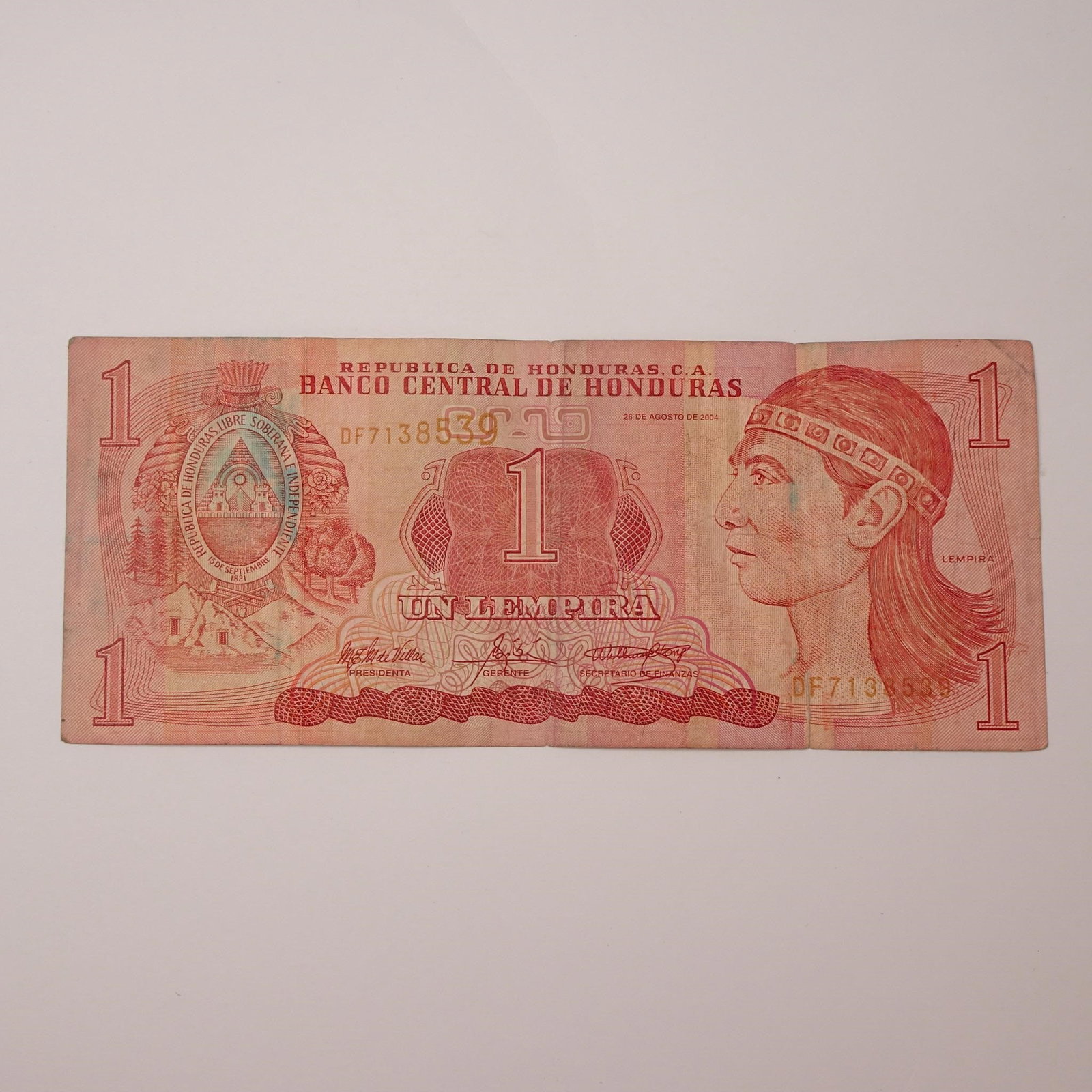 Honduras - 1 Lempira - 1980-2010:: This 1 Lempira banknote from Honduras, issued between 1980 and 2010, is a foundational piece of the nation's currency. It features a portrait of Lempira, the legendary cacique (indigenous chief) of th