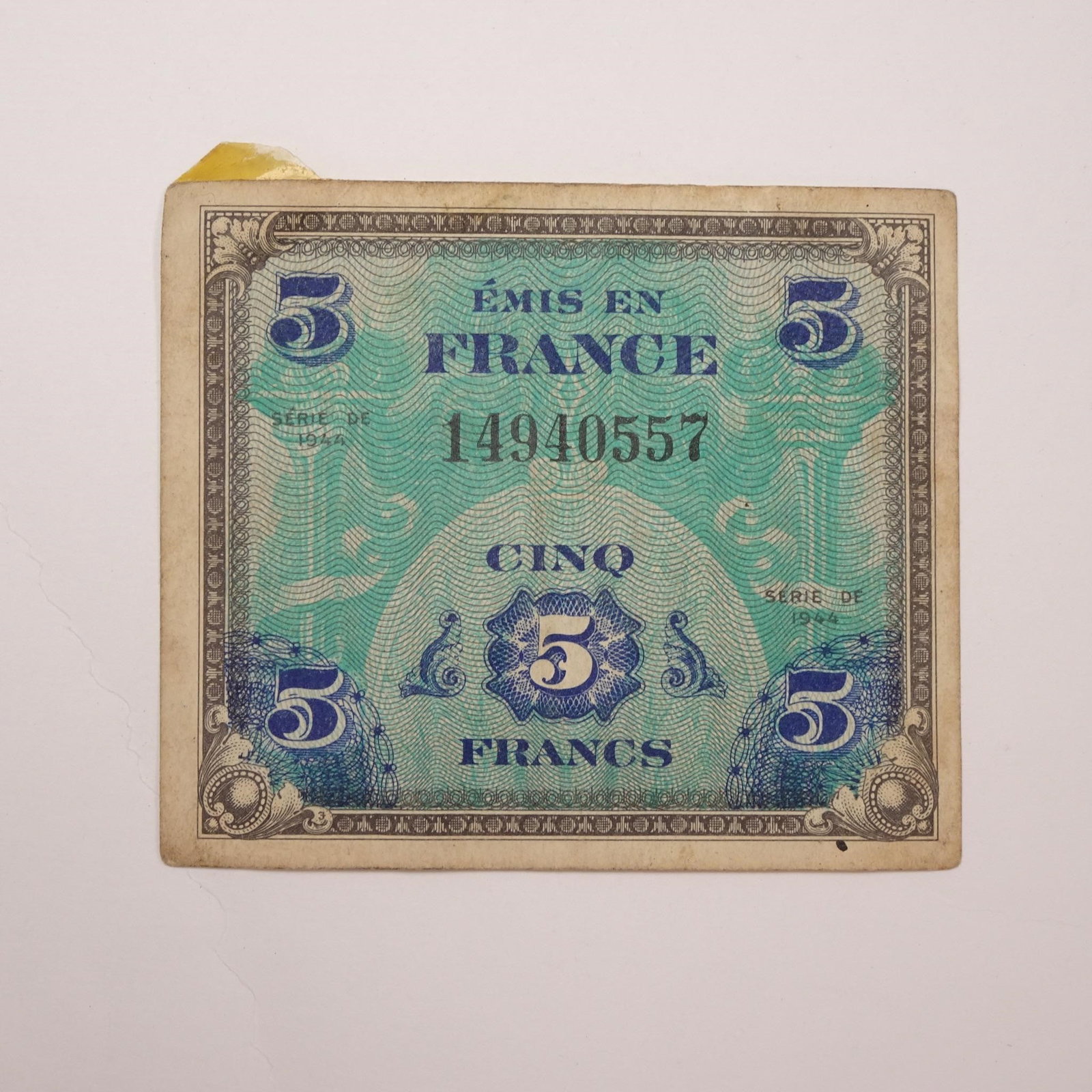 France - 5 Francs - 1944:: This 1944 5 Francs banknote from France is a significant piece of Allied Military Currency (AMC), issued during the liberation of France in WWII. Designed to pay Allied troops and stabilize the econom