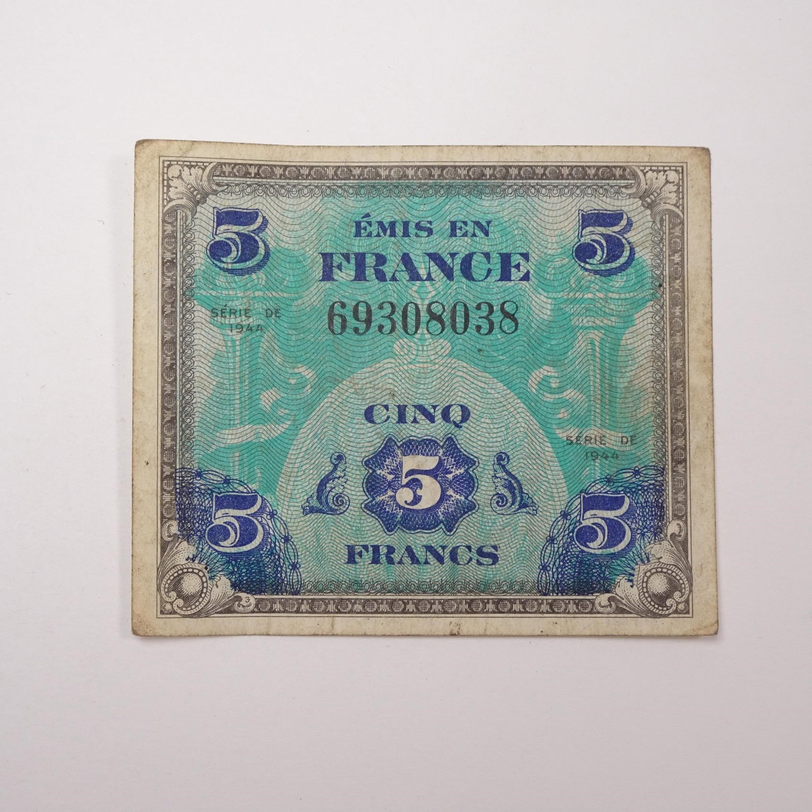 France - 5 Francs - 1944:: This 1944 5 Francs banknote from France is a significant piece of Allied Military Currency (AMC), issued during the liberation of France in WWII. Designed to pay Allied troops and stabilize the econom
