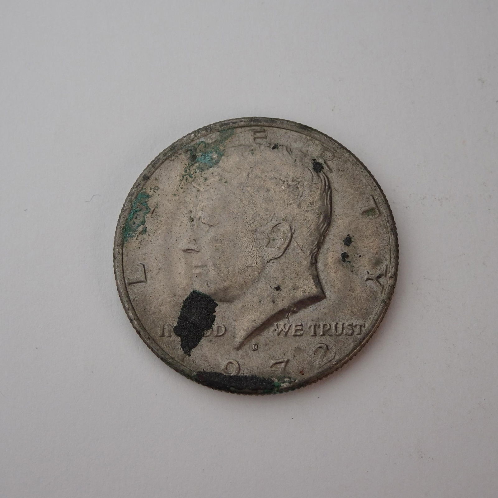 USA Kennedy Half Dollar 1972-D: 1972-D Kennedy Half Dollar minted in Denver. Features John F. Kennedy on the obverse and the Presidential Seal on the reverse. Made of copper-nickel clad.Sold as-is. Condition varies with age. Please