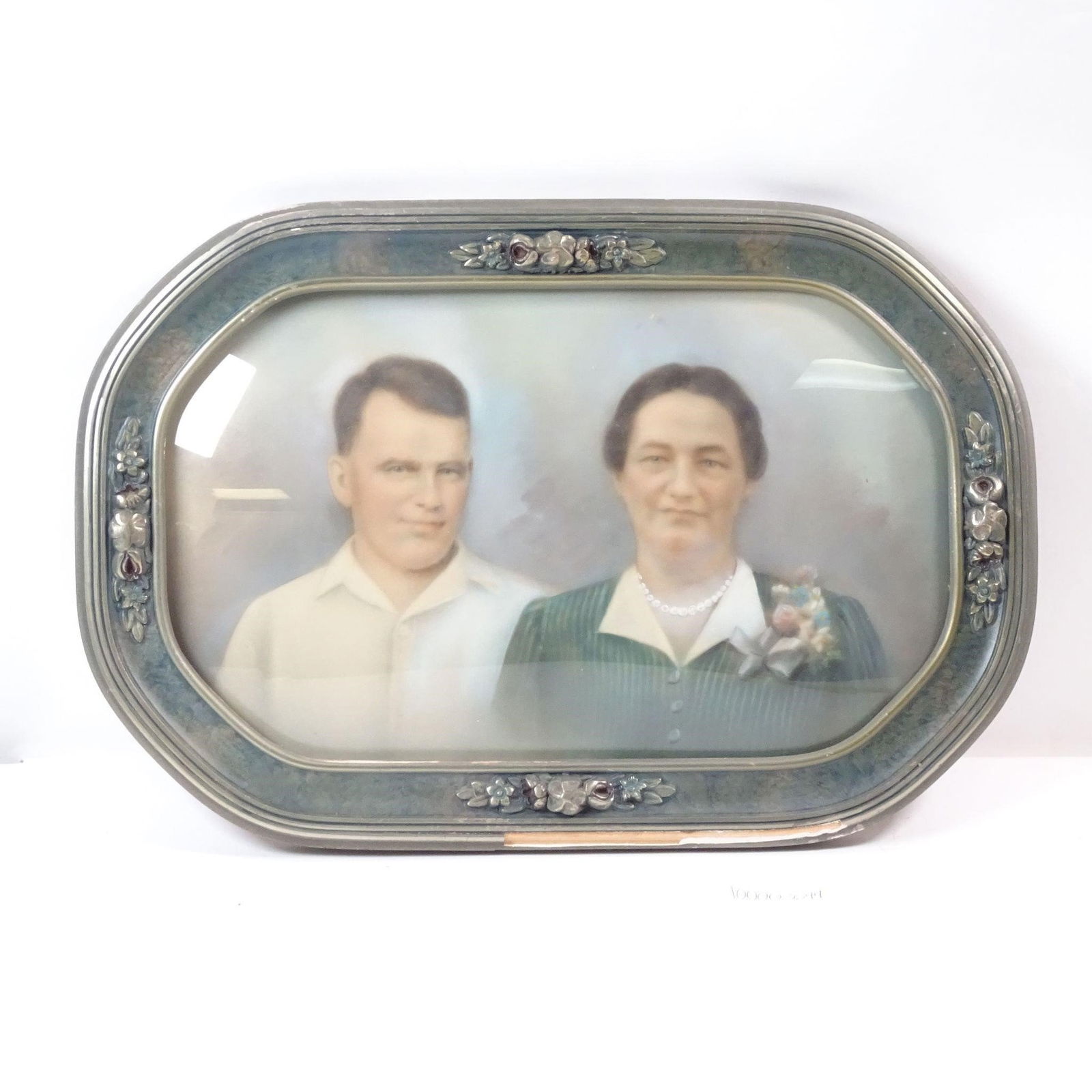 Vintage Oval Frame: A decorative and elegant vintage oval frame, perfect for showcasing a cherished portrait or small piece of art. Its unique shape and classic design add a touch of timeless charm and historical charact