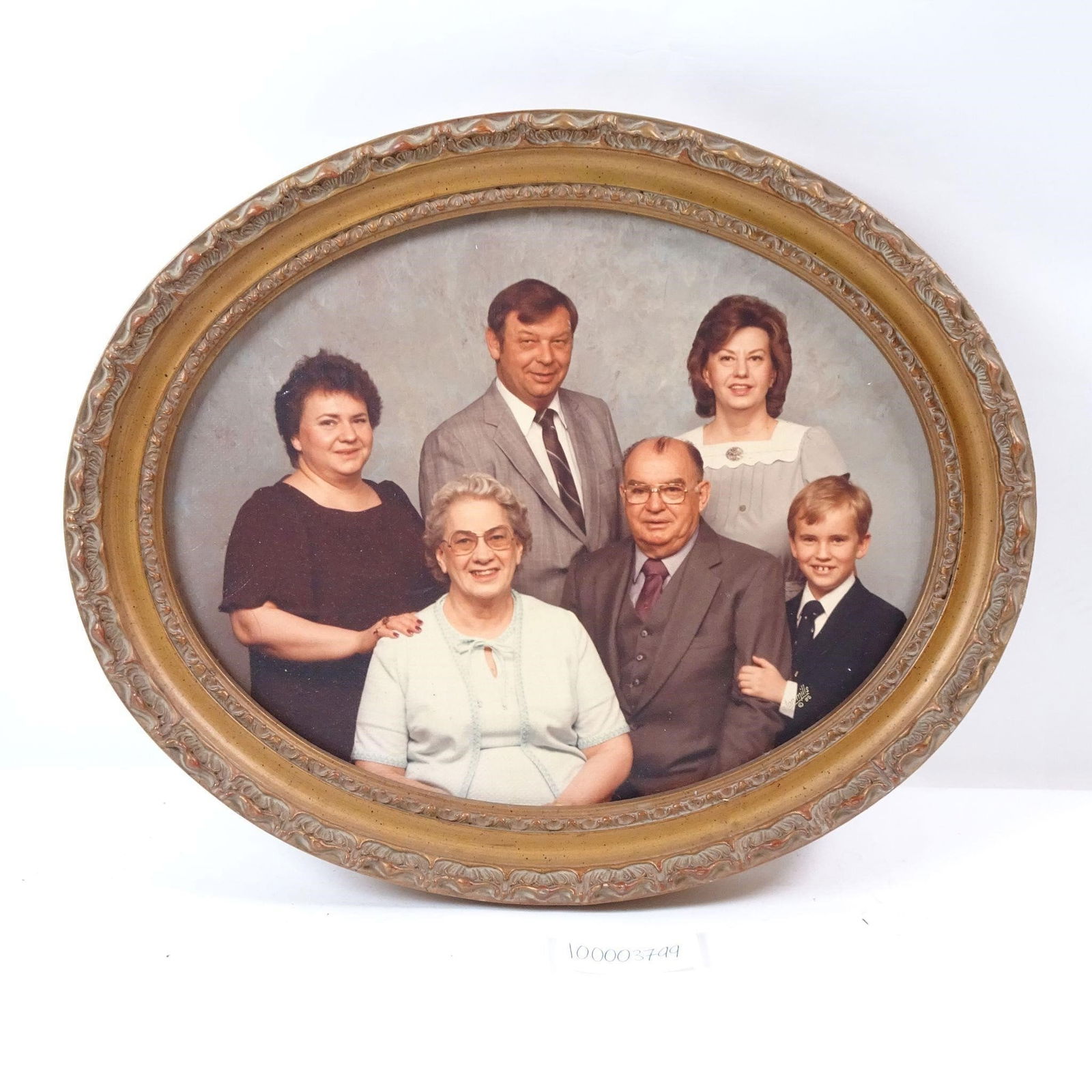 Vintage Textured Wood Oval Frame: A decorative and unique vintage oval frame, distinguished by its textured wood finish. This piece combines rustic warmth with classic elegance, perfect for adding a touch of timeless character and cha