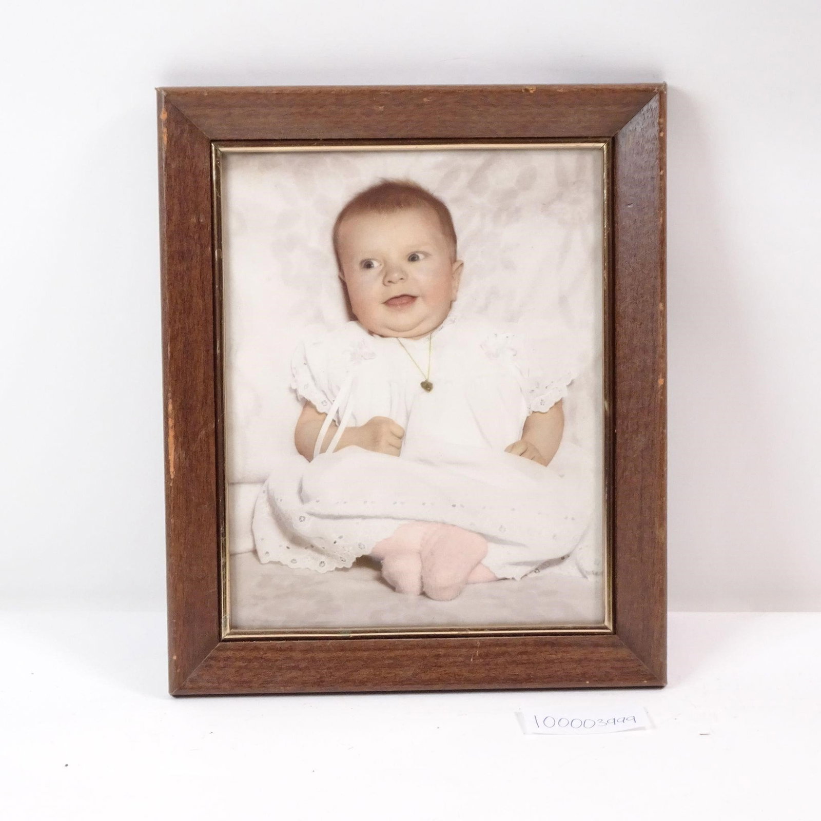 Wooden Frame with Gold Detail: A classic wooden frame enhanced with a sophisticated gold detail. The combination of natural wood and elegant gold trim creates a timeless look, perfect for adding a touch of classic charm and sophist