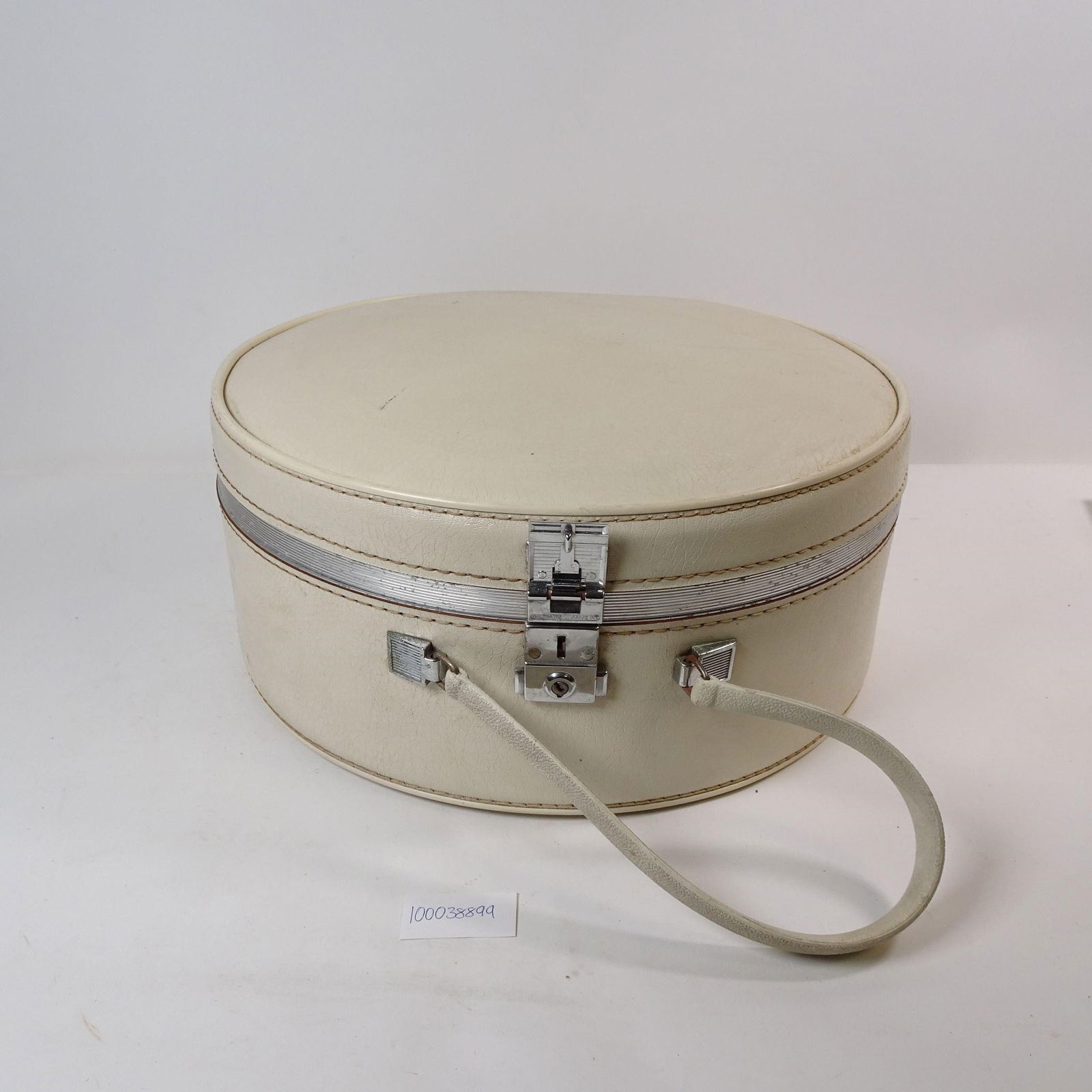 Vtg Amelia Earhart Travel/Hat Luggage: A vintage travel or hat luggage case, inspired by the adventurous spirit of Amelia Earhart. This charming, classic piece is perfect for adding a touch of nostalgic aviation history and timeless elegan