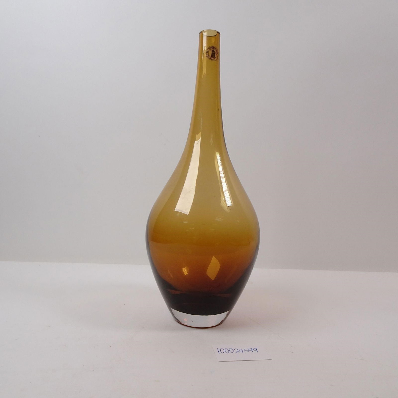 Ombre Amber Vase: A stunning ombre amber glass vase, perfect for displaying a bouquet or as a standalone decorative piece. This elegant vase features a beautiful color gradient, adding a vibrant and sophisticated touch