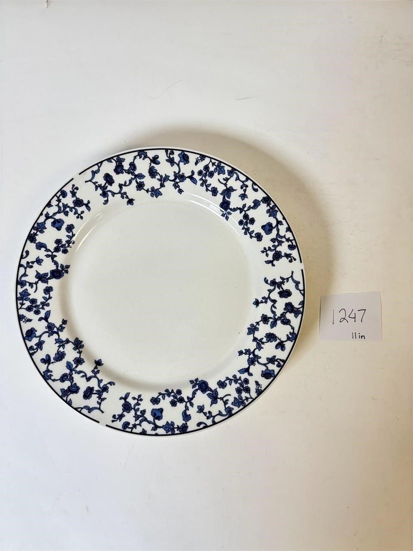 Dinner Plate Set of 4: Dinner Plate Set of 4 - White with Navy Floral Edge Design Elegant and timeless tableware. Condition varies; please refer to photos for details