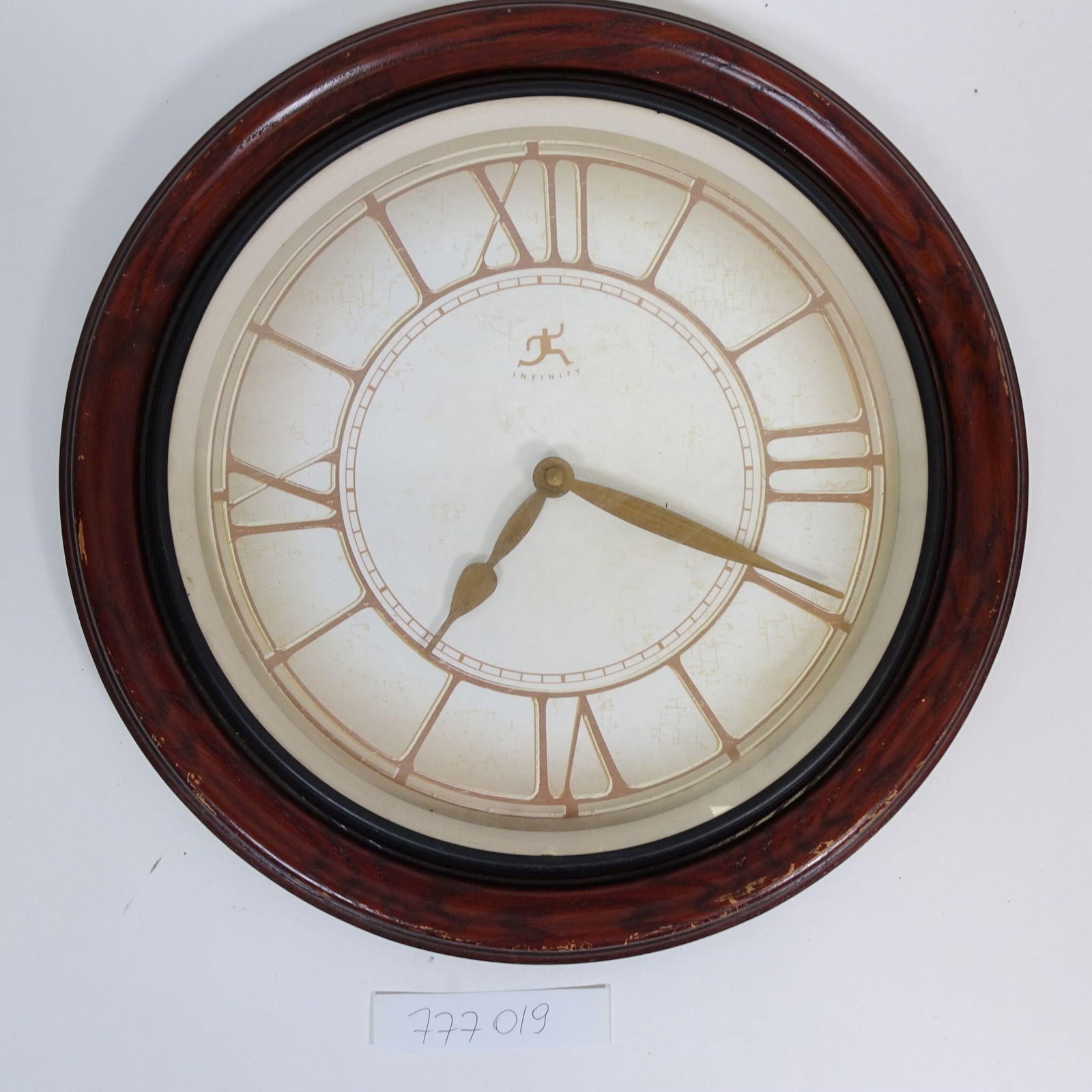 Classic Wooden Wall Clock, Roman Numerals: Decorative wall clock featuring a round wooden frame with a classic dial and Roman numerals. Quartz movement, battery operated. Traditional design suitable for home or office décor. Pre-owned conditi