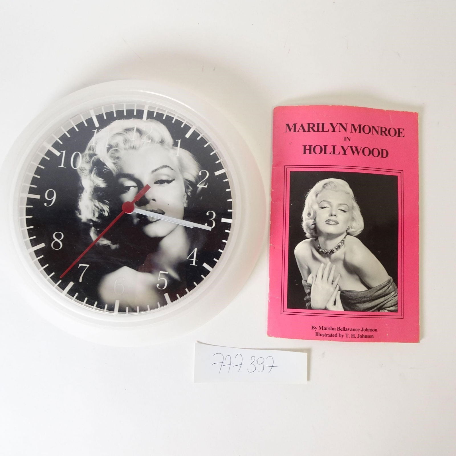 Marilyn Monroe Vintage Set: Vintage Marilyn Monroe collectible set featuring a decorative wall clock with iconic portrait and a 1992 booklet Marilyn Monroe in Hollywood. Perfect for collectors and Hollywood d?©cor lovers. This