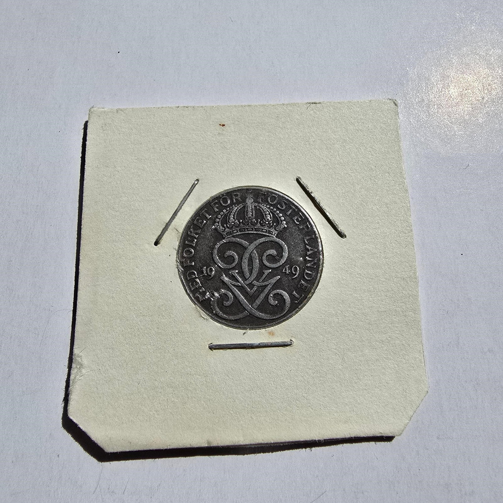 Sweden - 2 Ã?re 1949 - Gustaf V Monogram: Sweden - 2 Ã?re 1949 - Gustaf V MonogramDescription:Vintage Swedish 2 Ã¶re coin from 1949. The obverse features the crowned monogram of King Gustaf V with the motto "FÃ?R FOSTERLANDET" (For the Fa
