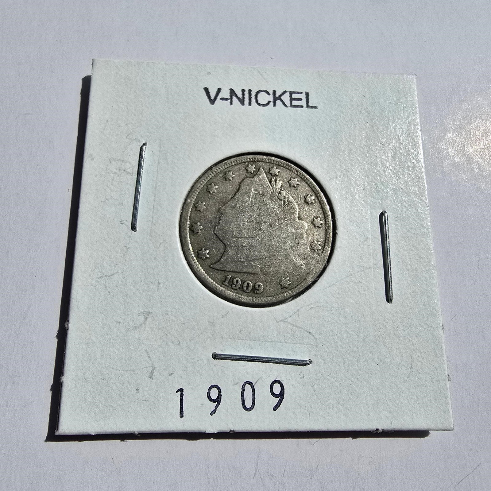 1909 Liberty Head V Nickel - United States: 1909 Liberty Head V Nickel - United States - 5 CentsDescription:Offered here is an original 1909 Liberty Head V Nickel from the United States. This vintage 5-cent coin features the classic Liberty Hea