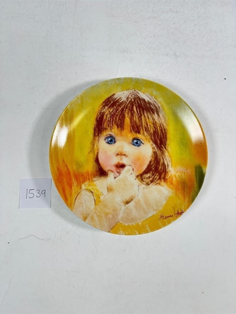 Knowles 1985 Frances Hook "Fascination" Collectors Plate: Knowles Frances Hook 'Fascination' Collectorâ??s Plate â?? Limited edition piece featuring Hookâ??s timeless artistry. Condition varies; please refer to photos for details.diameter: 8 1/2" (21.6 cm