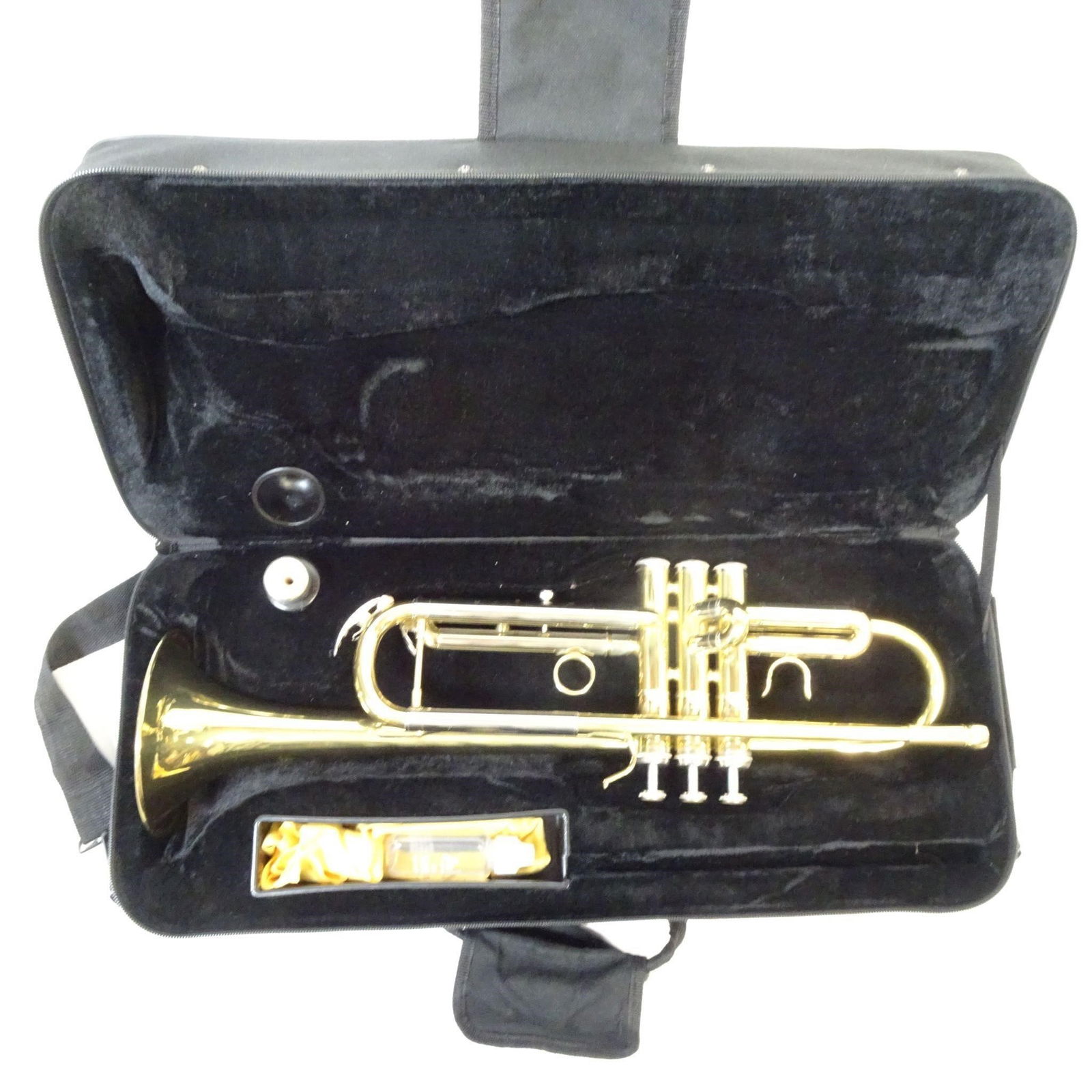 Jean Paul Bb Trumpet: For sale is a Jean Paul Bb trumpet by Jean Paul - Wind Instruments USA, a well-known American brand popular among students and educators. The instrument is in very good used condition, showing only mi