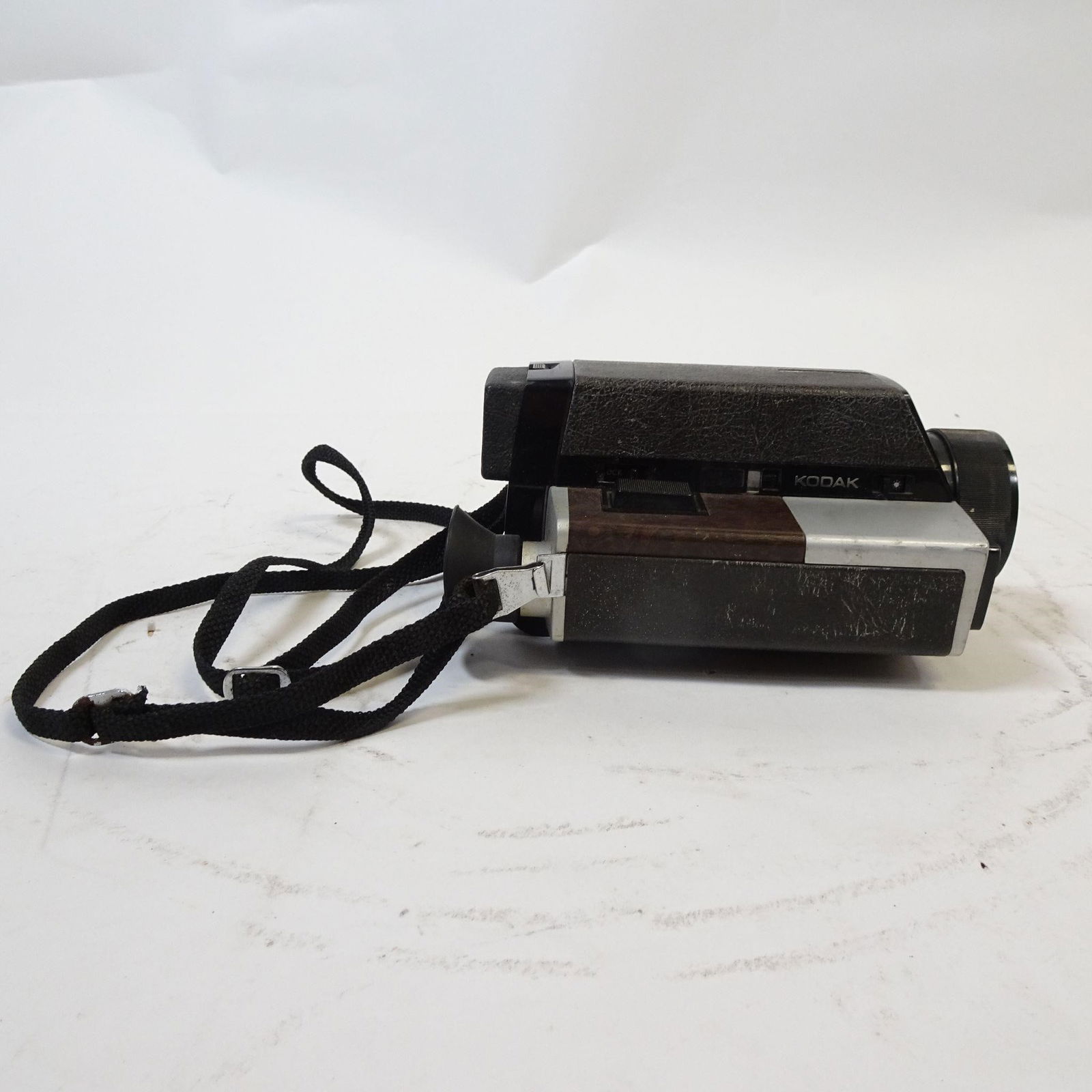 Kodak XL33 Super 8 Movie Camera: For sale is a vintage Kodak XL33 Super 8 movie camera, a classic 1970s model popular among film collectors and analog photography enthusiasts. The camera features the iconic retro design with faux