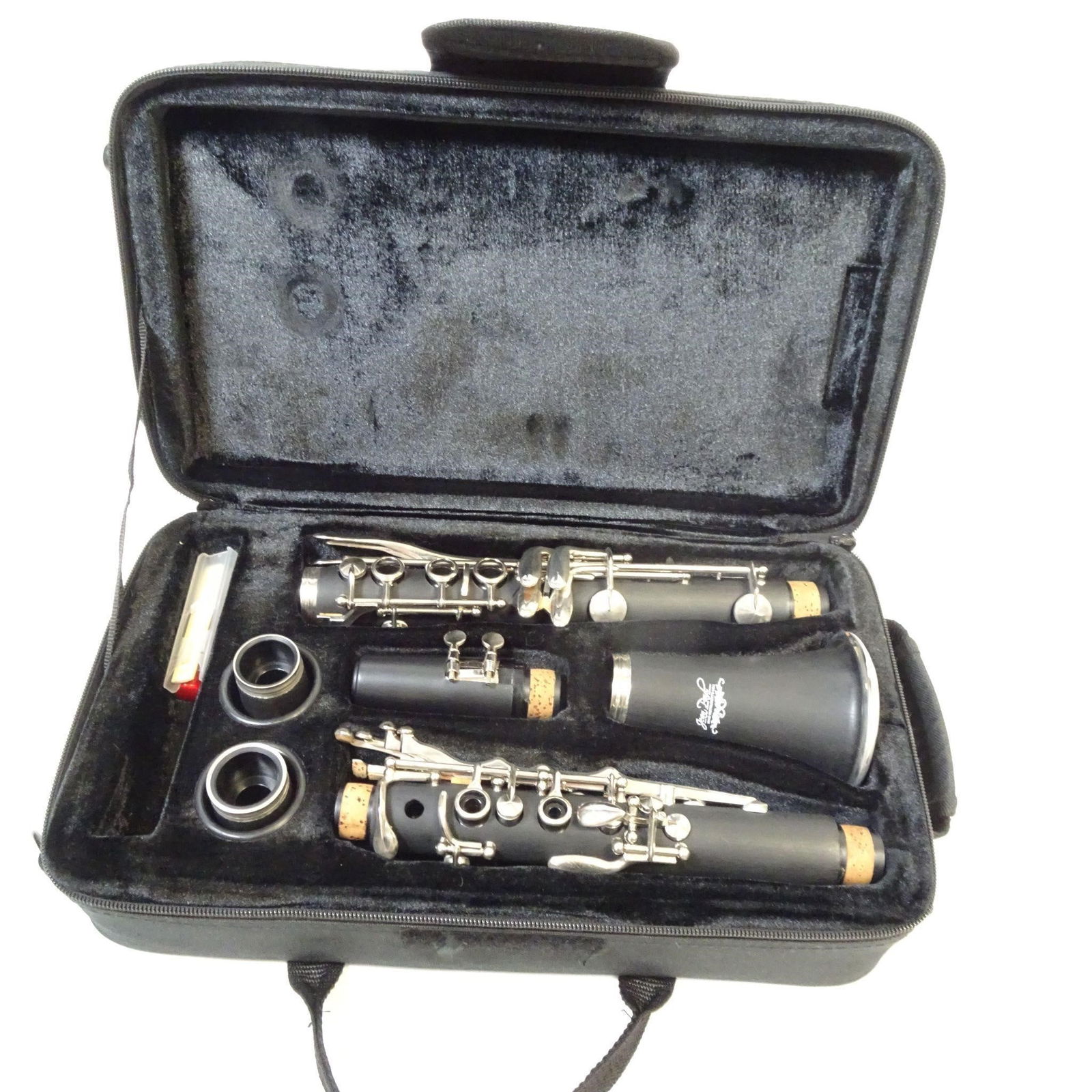 Jean Paul Bb Clarinet: For sale is a Jean Paul Bb Clarinet by Jean Paul Wind Instruments USA, offered as a complete set, exactly as shown in the photos. The instrument appears well cared for, with intact keys and full