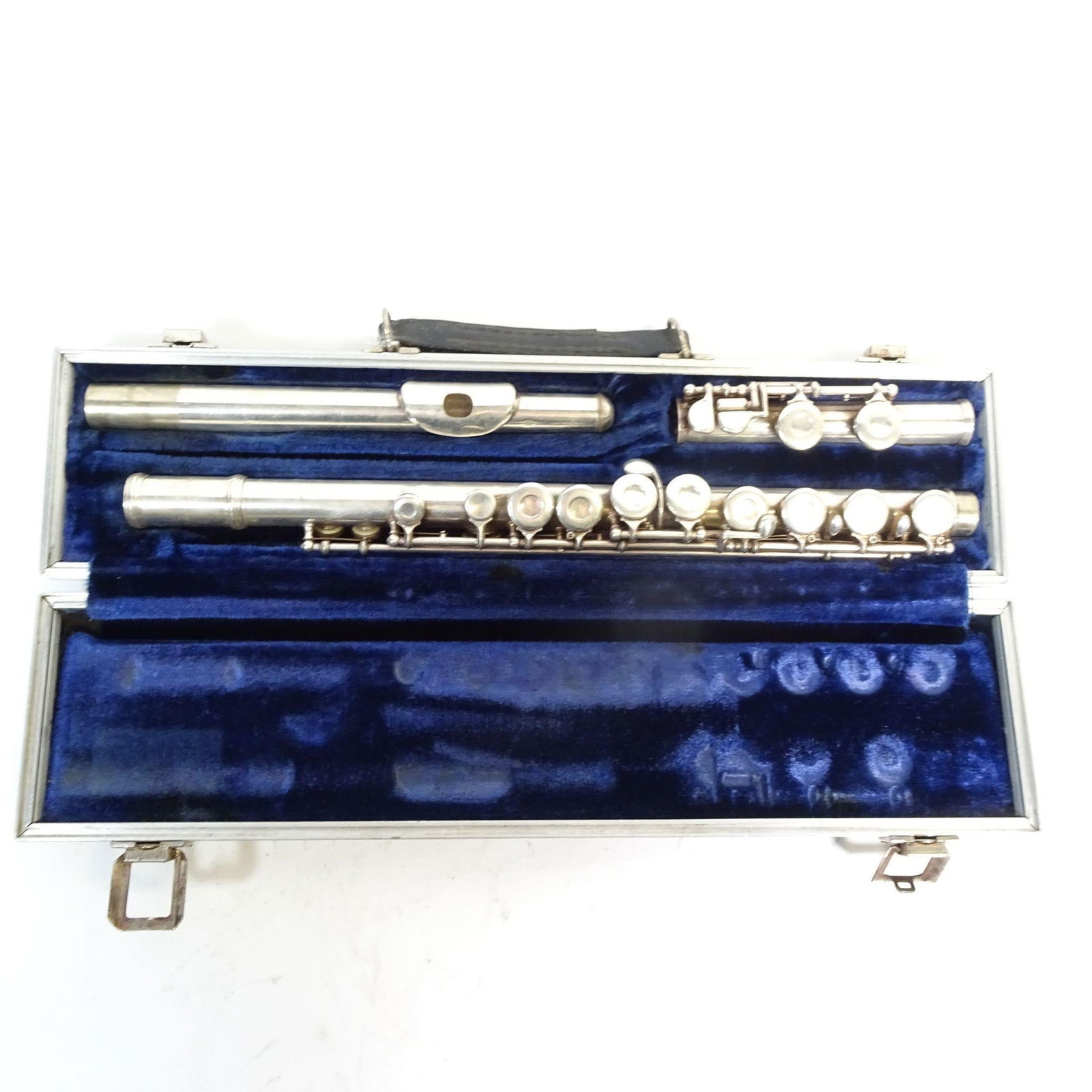 Armstrong Flute: For sale is an Armstrong concert flute, Made in USA, with the Armstrong marking visible on the instrument, offered as a complete set, exactly as shown in the photos. The flute is complete, with keys