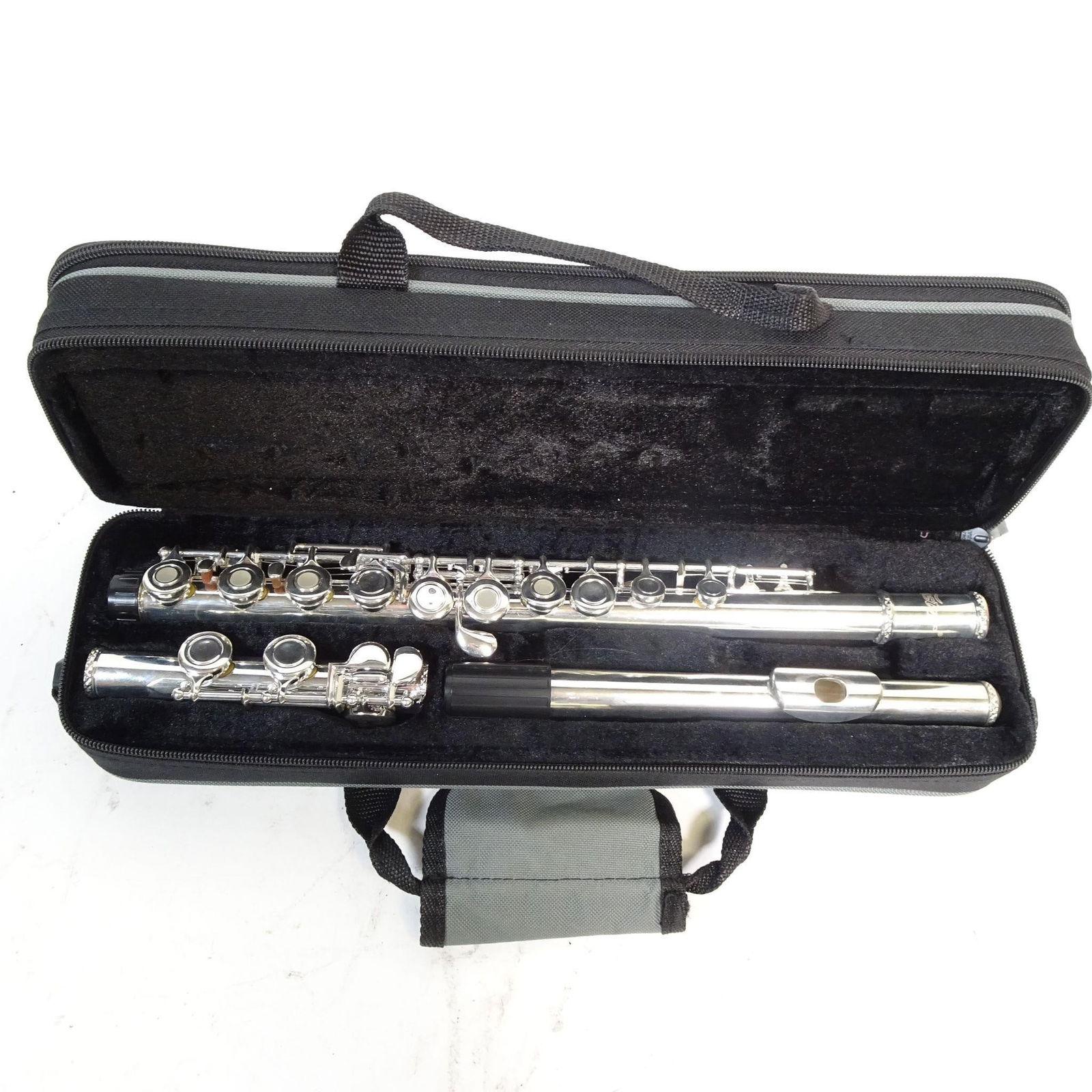 Eastar C flute: For sale is a Easter flute, finished in silver color. The instrument comes with its case and accessories as shown in the photos. Condition: pre-owned, good cosmetic condition with light signs of use.