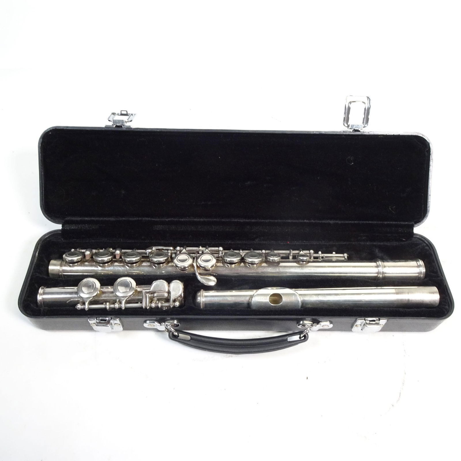 Hunter New York Transverse Flute: Hunter New York transverse flute, featuring a classic silver-tone finish. Suitable for students, beginners, or casual players. Condition: Pre-owned, good cosmetic condition with normal signs of use