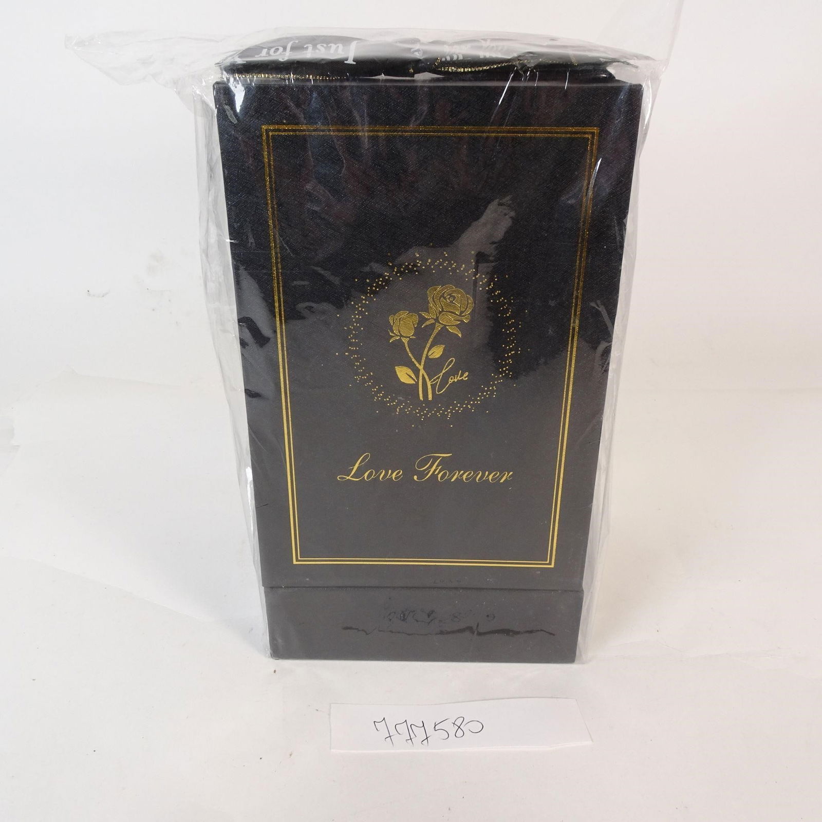 Black Gift Box "Love Forever" with Gold Foil Roses: Elegant and timeless black gift box featuring gold foil rose artwork and the inscription "Love Forever." Beautifully finished with a decorative ribbon, this box is perfect for romantic gifts,