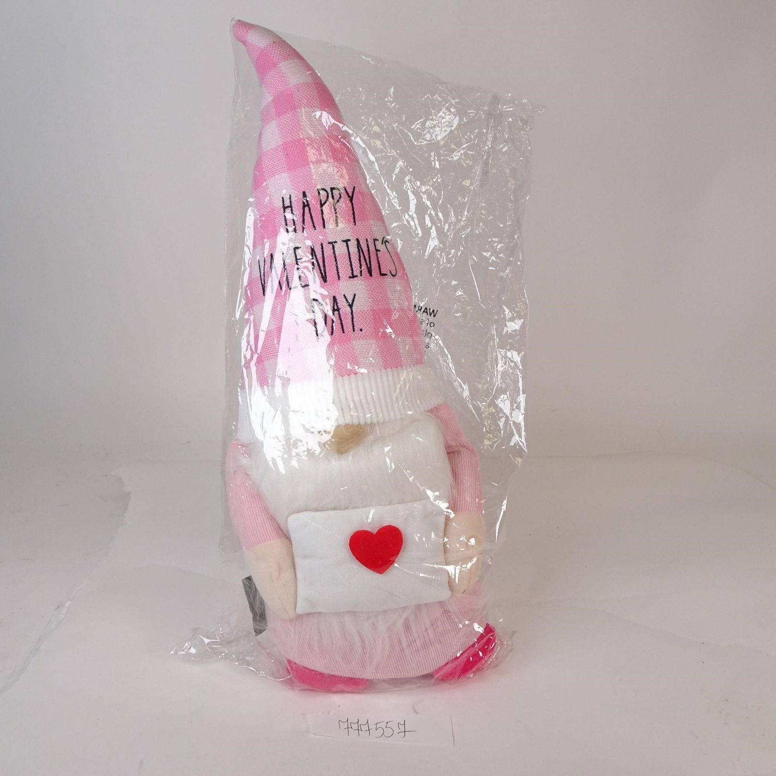 Valentine's Day Gnome Decor: Adorable Valentine's Day gnome in pink tones, holding a heart envelope. Soft plush decoration, perfect for seasonal and romantic home d?©cor.