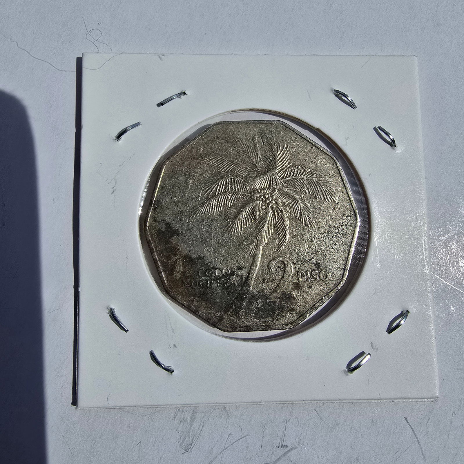 Philippines 2 Piso 1985 - AndrÃ©s Bonifacio - Large: Philippines 2 Piso 1985 - AndrÃ©s Bonifacio - Large 11-Sided CoinVintage 2 Piso coin from the Philippines, dated 1985.Features the portrait of Filipino revolutionary hero AndrÃ©s Bonifacio on the