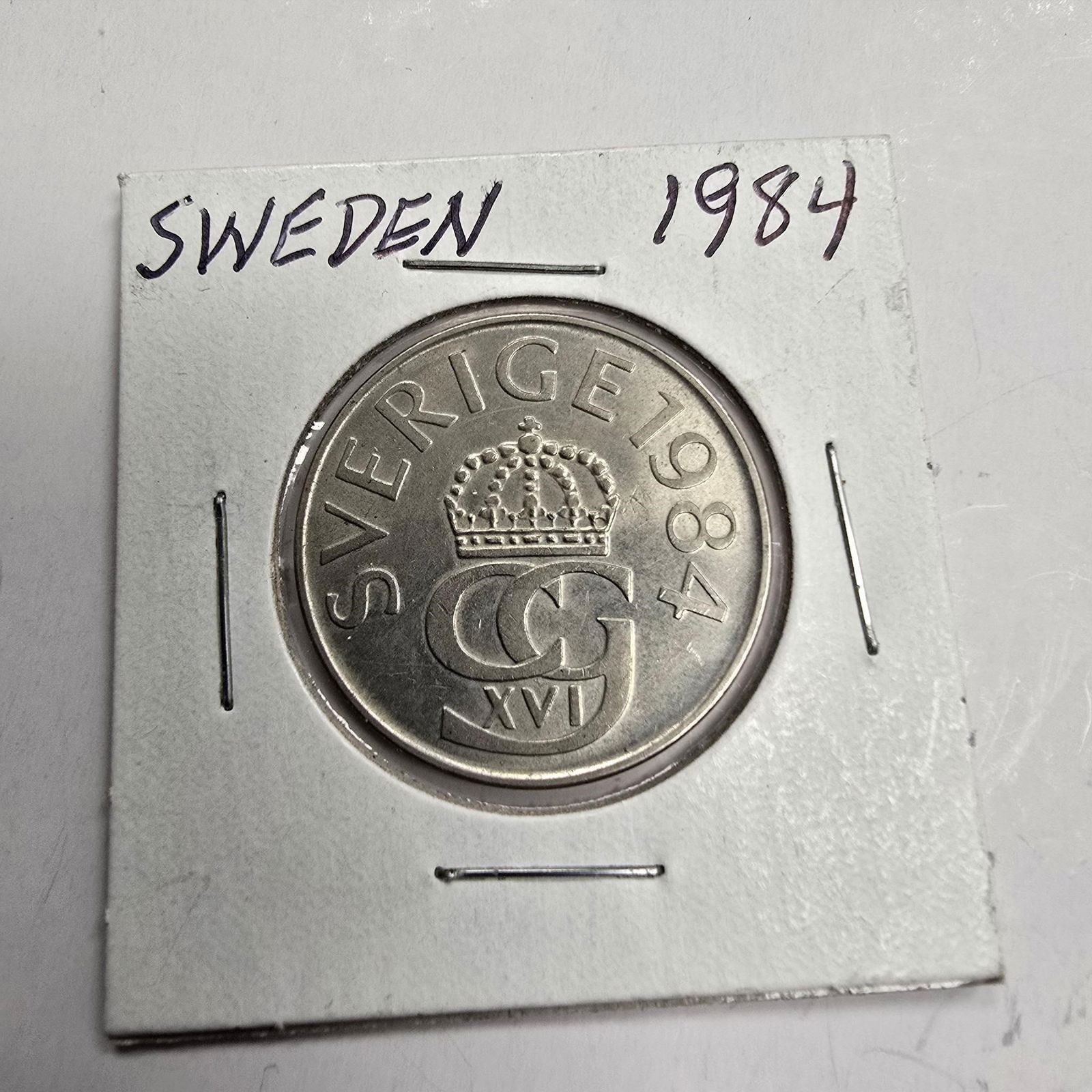 Sweden 1 Krona 1984 - King Carl XVI Gustaf: Sweden 1 Krona 1984 - King Carl XVI Gustaf - Swedish CoinVintage 1 Krona coin from Sweden, dated 1984.Features the crowned monogram of King Carl XVI Gustaf on the obverse and his portrait on the rever