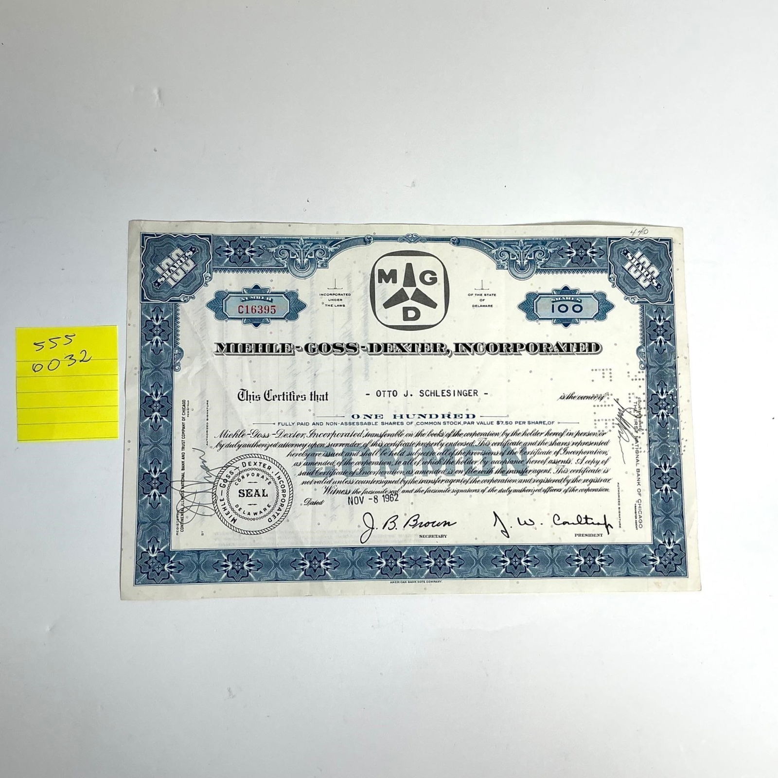 Stock certificate Miehle-Goss Dexter Inc.: Miehle-Goss-Dexter Incorporated - 100 Shares Stock Certificate - 1962Description:Original stock certificate issued by Miehle-Goss-Dexter Incorporated, incorporated under the laws of Delaware.Dated Nov