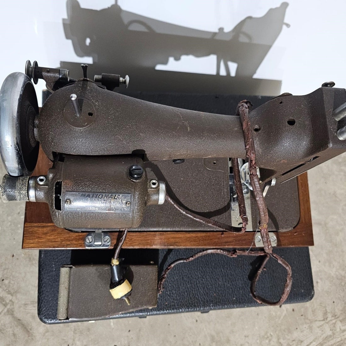 Antique "The Cedre" Sewing Machine (1 of 5)