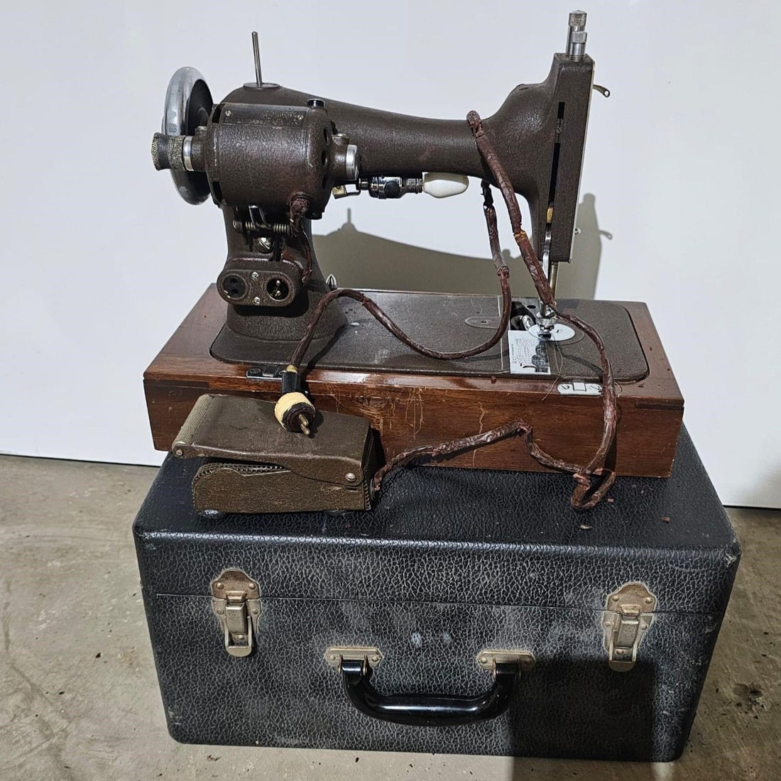 Antique "The Cedre" Sewing Machine - 2