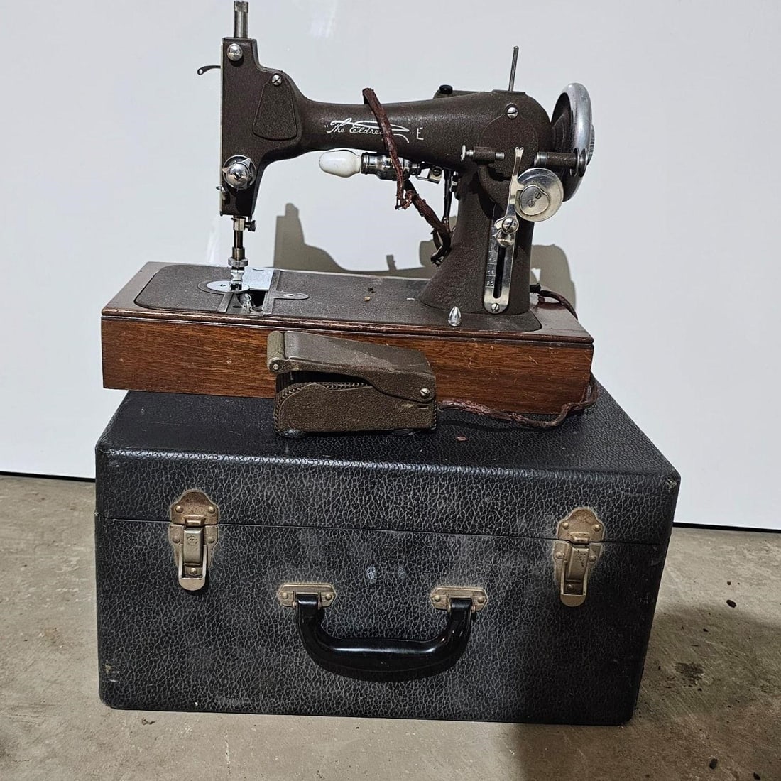 Antique "The Cedre" Sewing Machine - 5