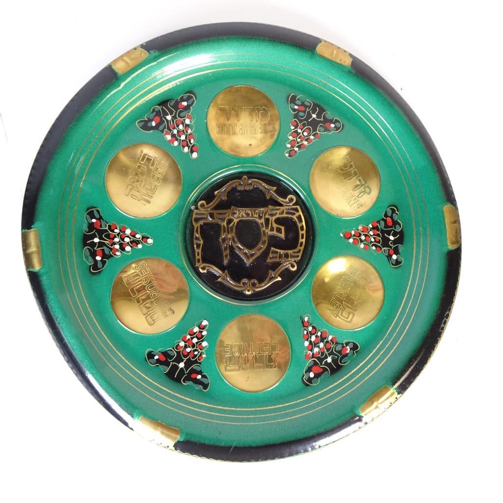 Vintage Israeli Brass Enamel Passover Seder Plate Judaica Grapes Hebrew Pesach Tray: Beautiful vintage Israeli Passover Seder Plate made of heavy brass with hand-enameled grape decorations and Hebrew inscriptions. The plate features the traditional six symbolic sections used during th