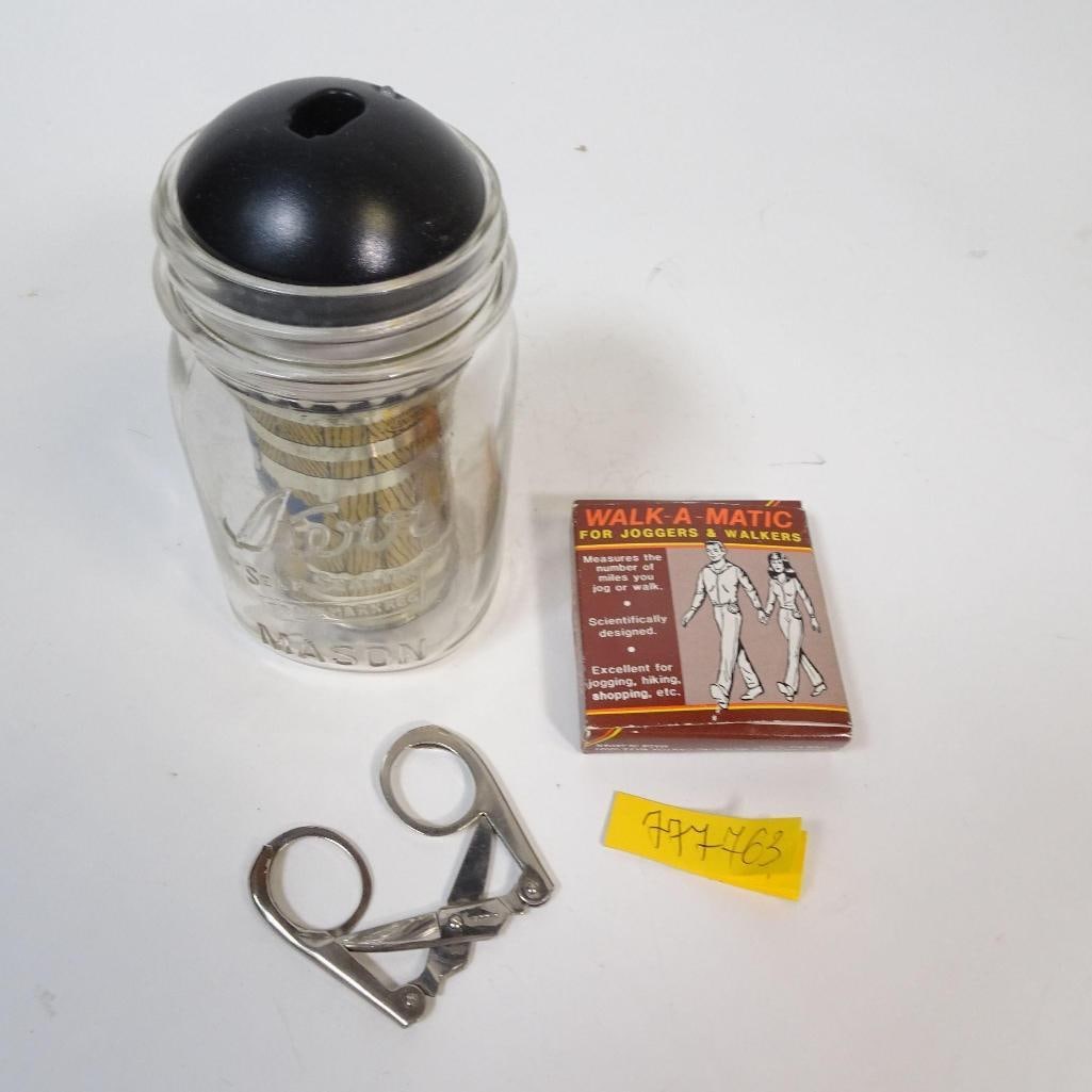 Retro Lot: This auction features a small vintage mixed lot of practical and collectible items. These items reflect mid-20th-century everyday design and functionality, making them appealing for collectors of vint