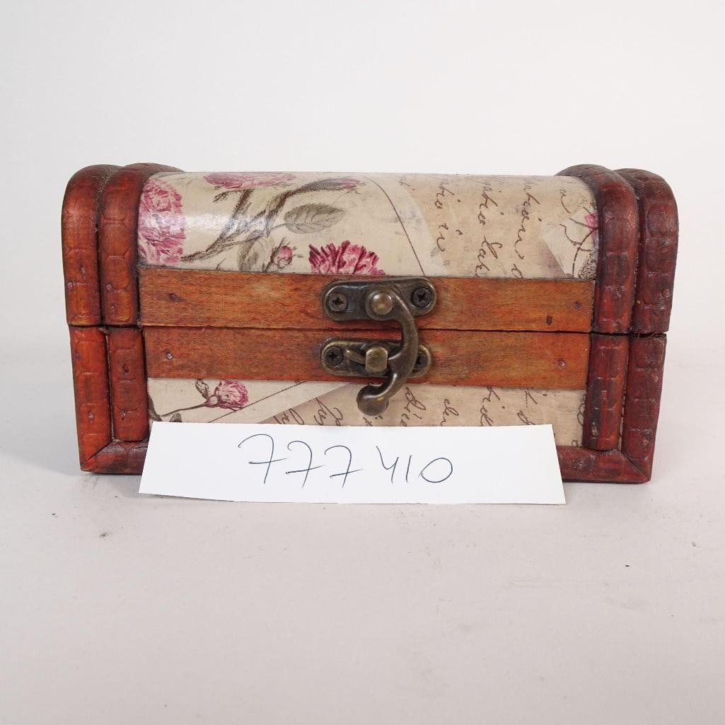 Vintage Wooden Box with Mixed Contents: Decorative vintage wooden box with metal clasp, offered together with all contents shown in the photos. The lot includes: a small decorative porcelain bottle/vase with floral design, assorted stones a