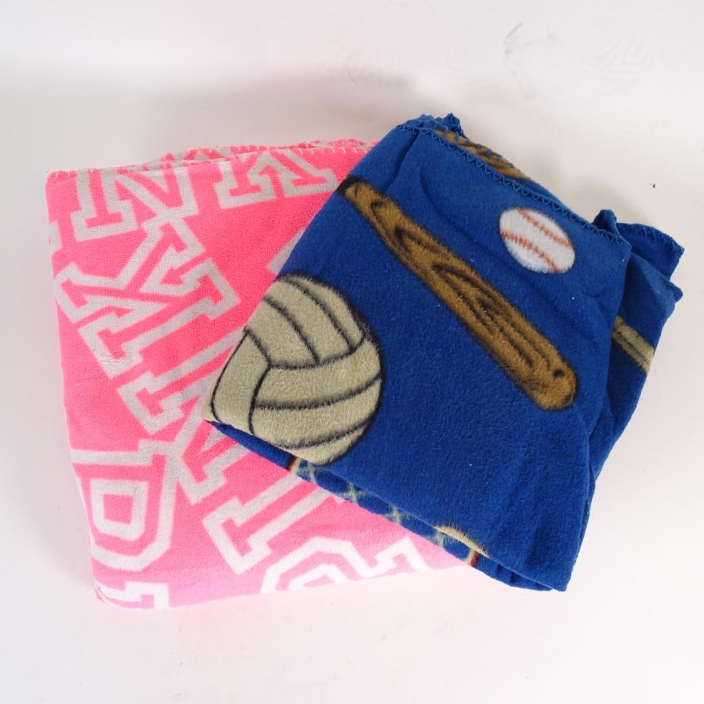 Fleece Throw Blanket Lot: Lot of two soft fleece throw blankets, great for kids? rooms, sports fans or cozy everyday use. Condition: Pre-owned with normal signs of use. No major damage noticed. Please review photos for measure