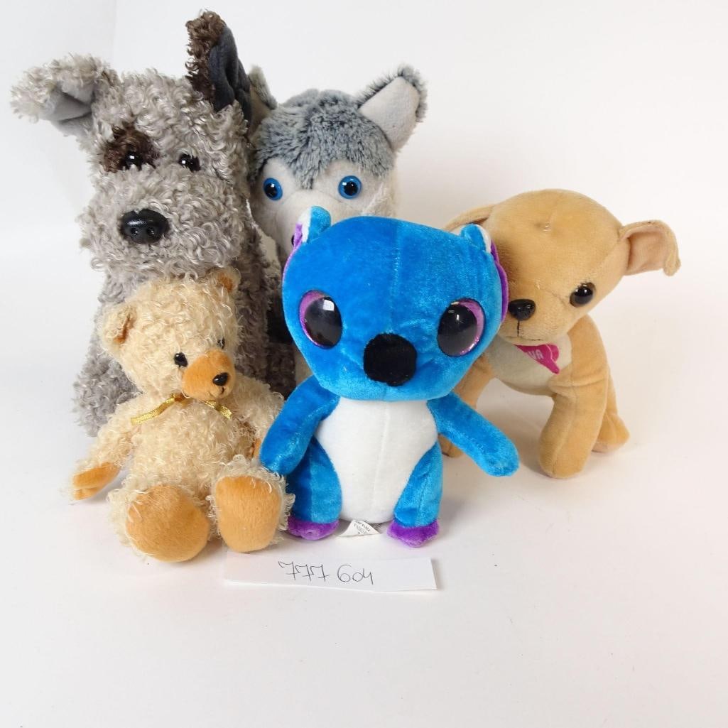 Plush Toy Lot: This lot features a mixed collection of plush toys. A charming assortment suitable for collectors, gift baskets, or decorative display.