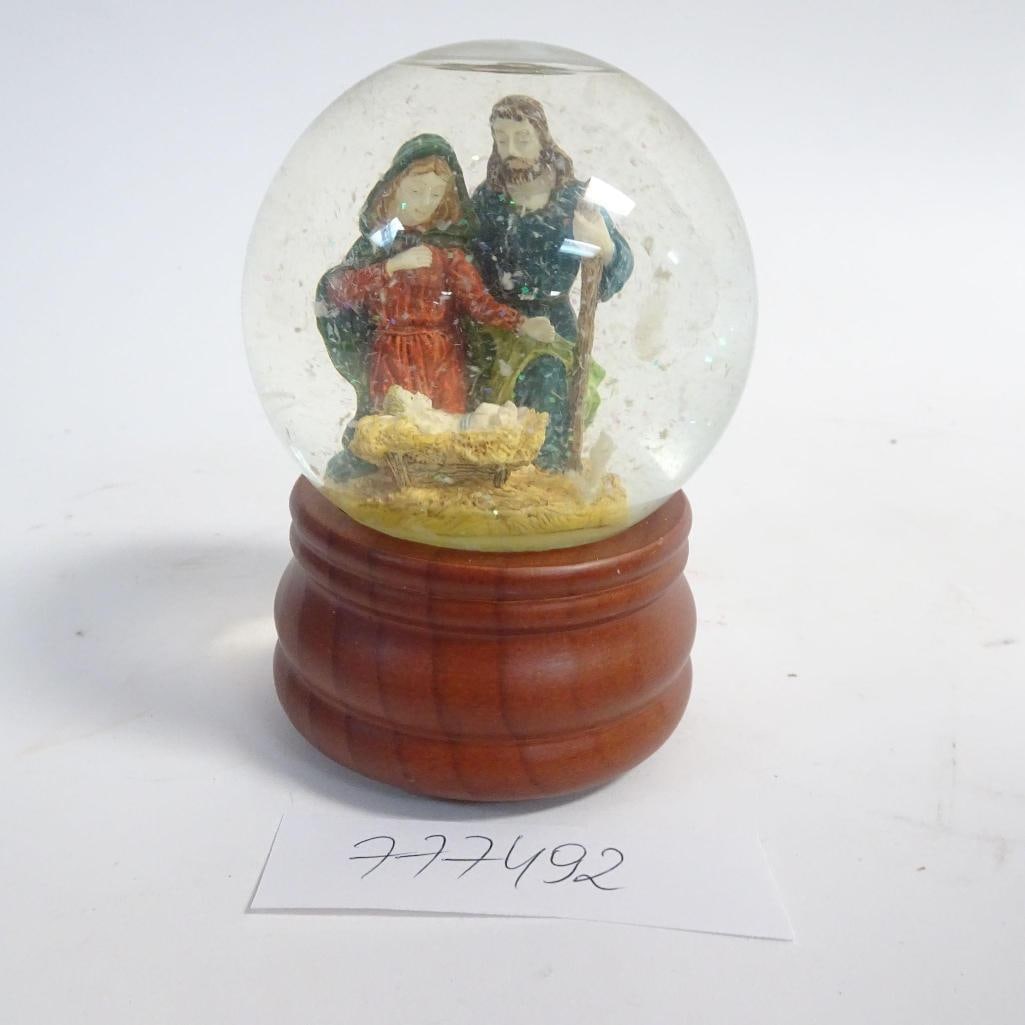 Nativity Snow Globe Music Box (1 of 10)