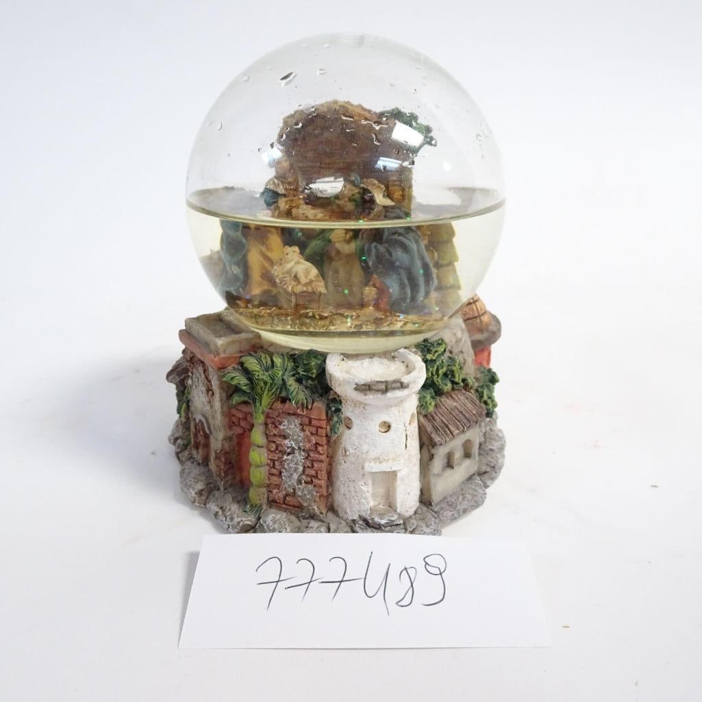 Nativity Snow Globe Music Box (1 of 10)