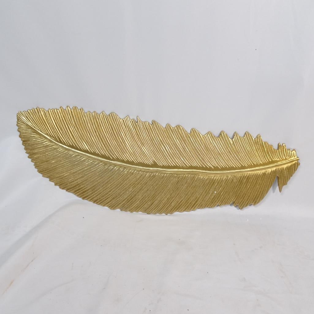 Large Gold Feather Wall Decor: Elegant large gold feather wall d?cor featuring a beautifully textured feather design with detailed ridges and a soft metallic gold finish. This decorative wall piece adds a touch of modern glamour an