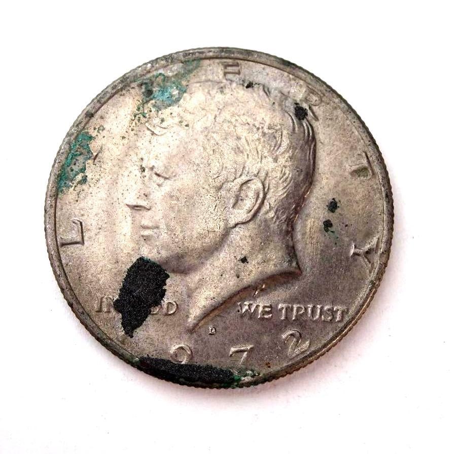 USA Kennedy Half Dollar 1972-D: 1972-D Kennedy Half Dollar minted in Denver. Features John F. Kennedy on the obverse and the Presidential Seal on the reverse. Made of copper-nickel clad.Sold as-is. Condition varies with age. Please
