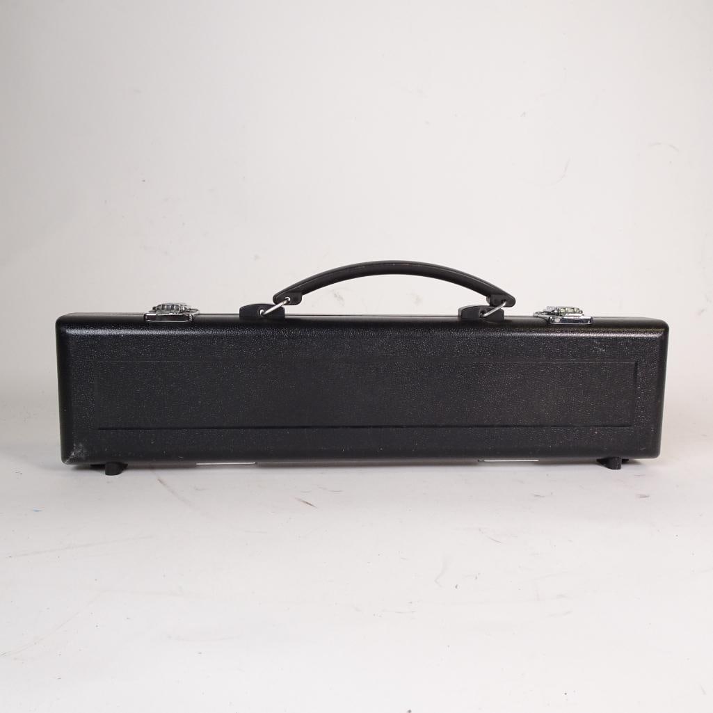 Gemeinhardt 2SP Student Flute: Original Gemeinhardt 2SP student flute made in Elkhart, Indiana, USA. This is a well-known beginner/intermediate model widely used in schools for its durability and solid tone. Instrument is complete