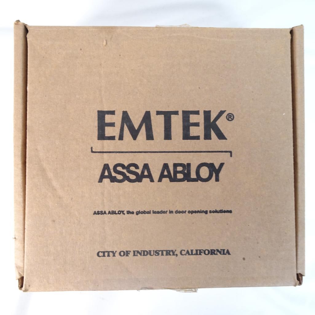 EMTEK Passage Door Lever Set Mercury Square Rosette Polished Chrome US26 5110MCRHUS26 NEW: Premium EMTEK passage door lever set by ASSA ABLOY -modern, high-end hardware for interior doors ___ ?Details: Model: 5110MCRHUS26 Function: Passage (non-locking) -ideal for hallways, closets Finish: 