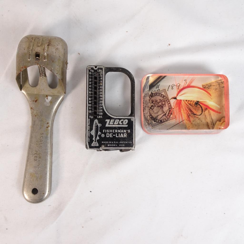 Vintage Fishing Lot Zebco Fisherman?s De-Liar Scale Snare Fish Tool Hallmark Tin: Mixed vintage fishing accessories lot including Zebco scale, fish tool, and decorative tin. ? Condition: All items are pre-owned Visible wear, rust, and patina on metal pieces (see photos) Scale shows