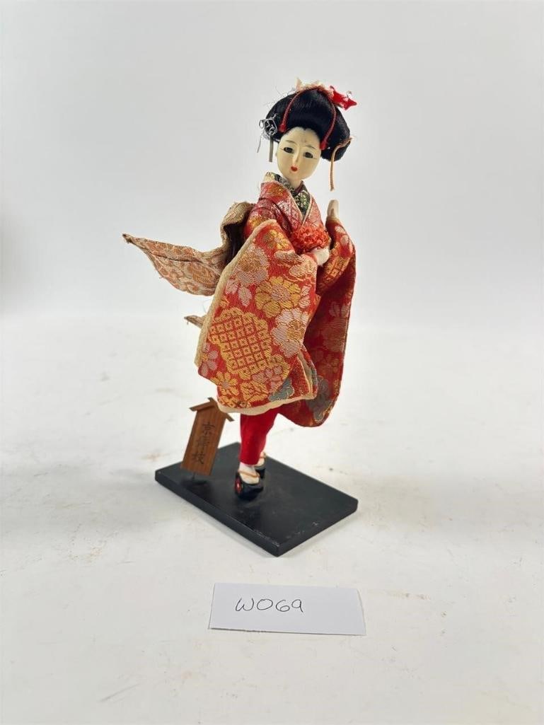 Vintage Japanese Geisha Girl on stand (1 of 3)