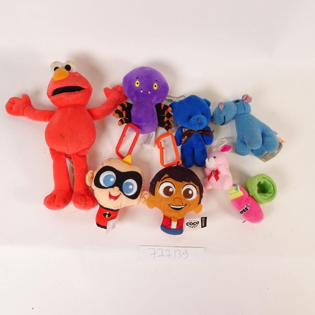 Mixed Lot of Plush Toys & Small Figurines: Mixed lot of assorted plush toys and small figurines, including character-themed plush keychains, animals, and novelty toys. Lot features a variety of styles, colors, and sizes. Some items include cli