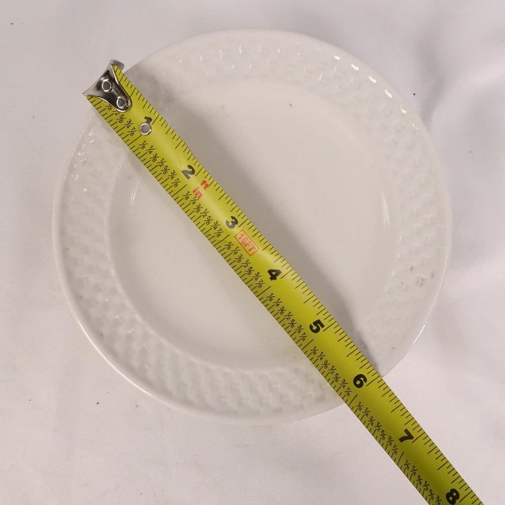Oneida Wicker White Dinnerware Set - 13