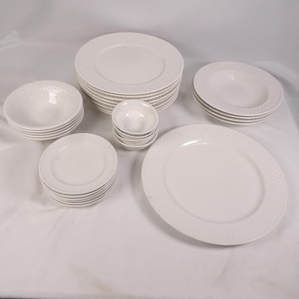 Oneida Wicker White Dinnerware Set (1 of 15)
