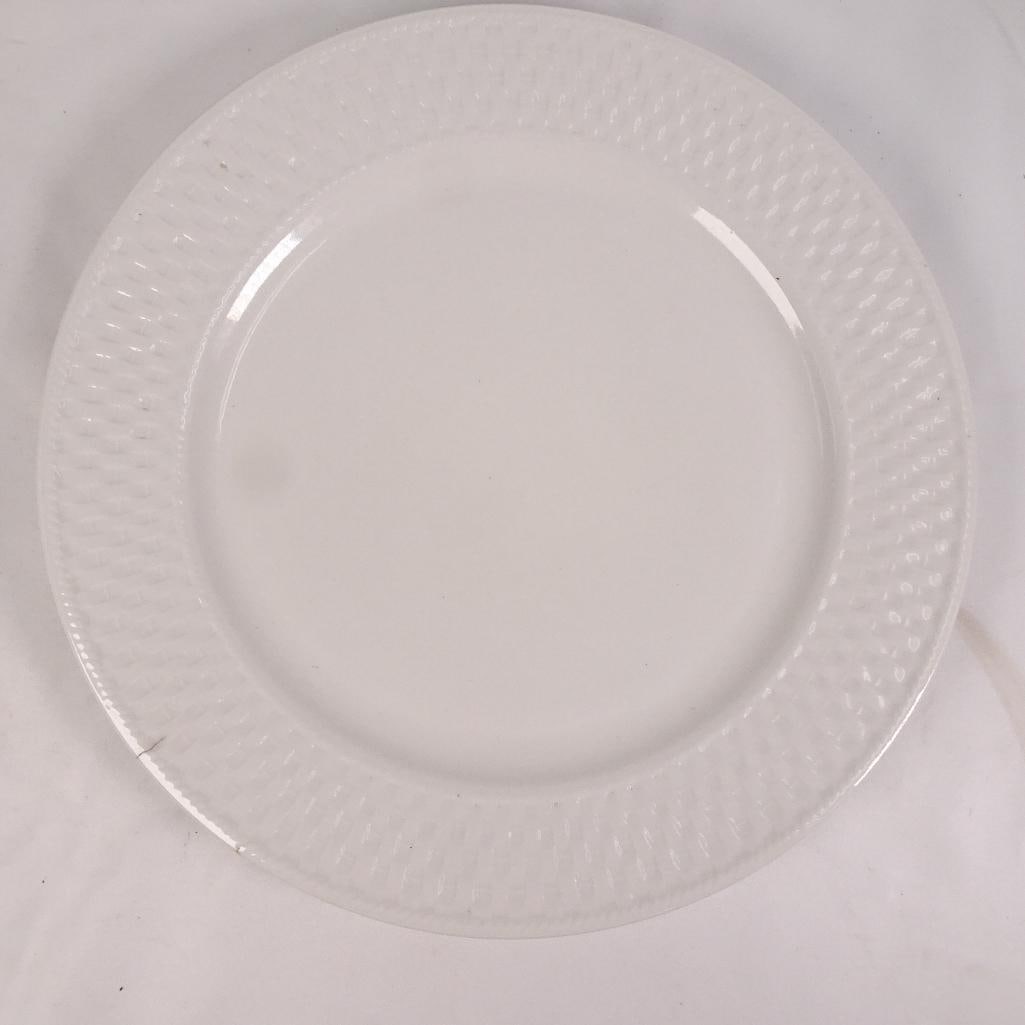 Oneida Wicker White Dinnerware Set - 2